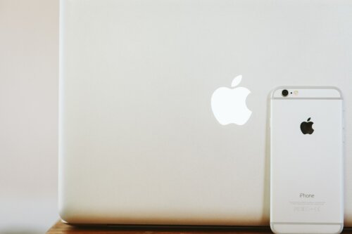 MacBookとiPhone