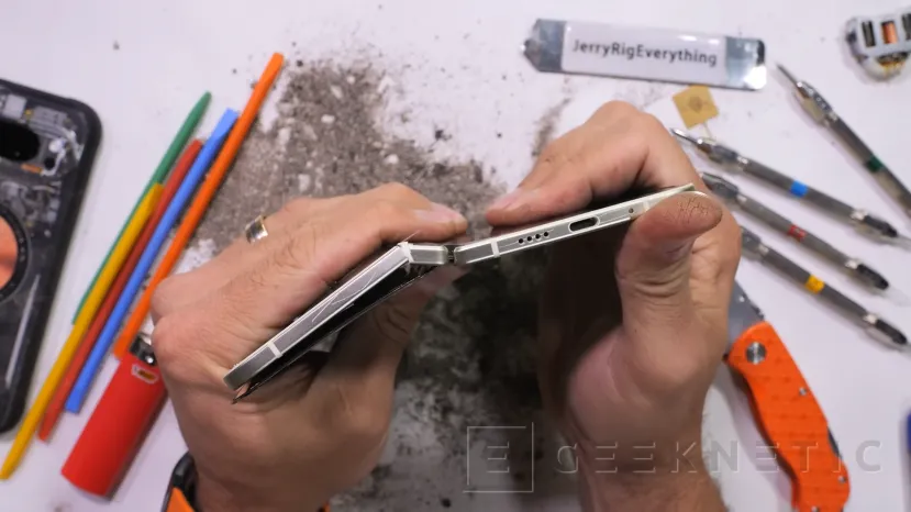Geeknetic Google Pixel 10 Pro Fold が JerryRigEveryghing 3 耐久テストで大活躍