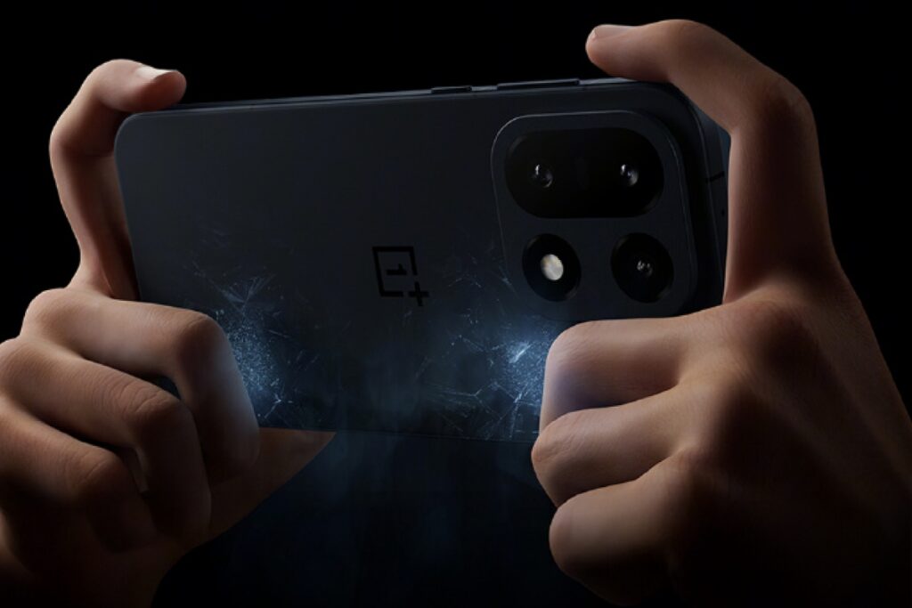 OnePlus 15には、携帯電話を涼しく保つための大きなベーパーチャンバーと外部断熱材が付属しています