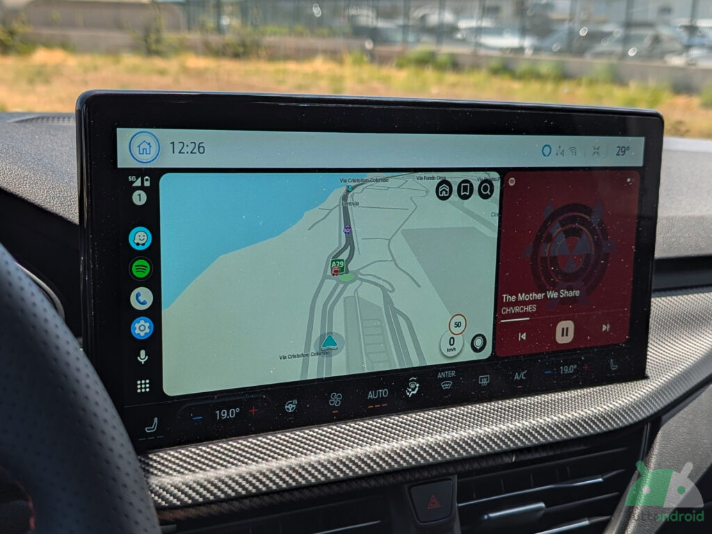 Googleは再試行し、Android Auto上のマップの中央表示の復帰をテストします