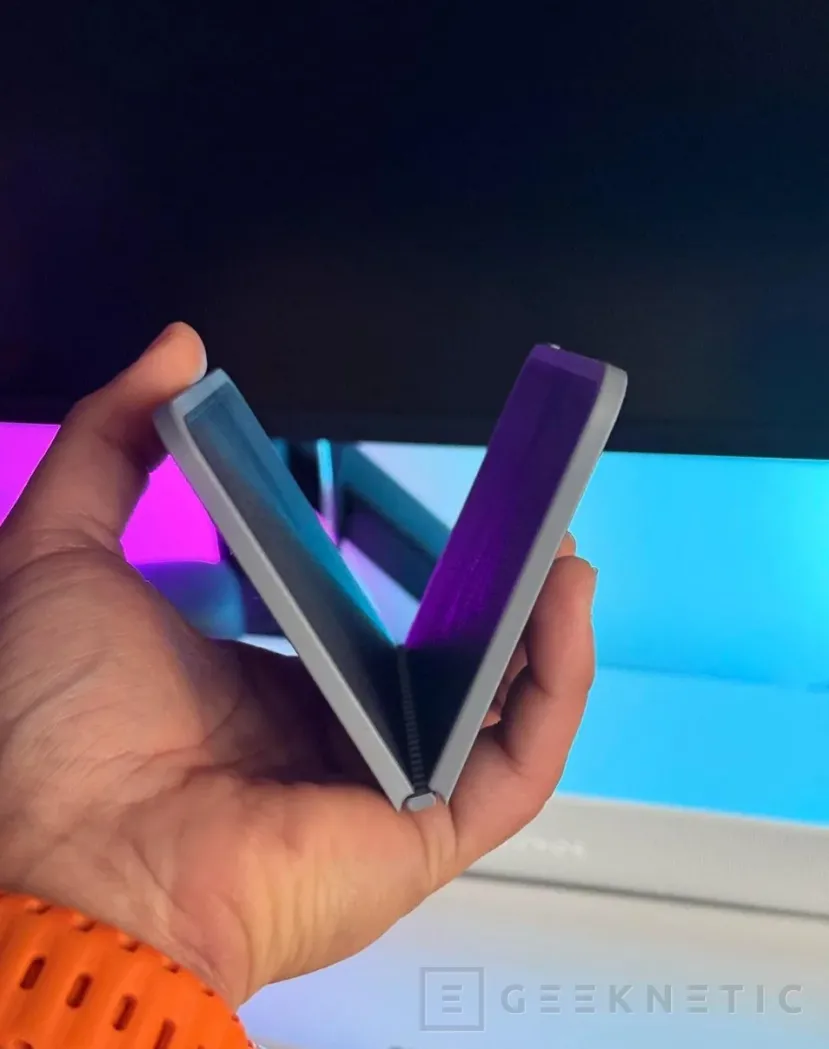 Geeknetic まず、折り畳み式とされる iPhone の CAD がいくつか流出しました。そして、そのデザインを先取りしたモデルを誰かが作った 3