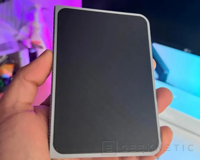 Geeknetic まず、折り畳み式とされる iPhone の CAD がいくつか流出しました。そして、そのデザインを予想したモックアップを作った人がいた 2