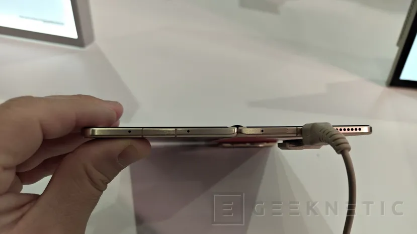 Geeknetic 6,660 mAh の巨大バッテリーを搭載した折りたたみ式 HONOR Magic V6 が MWC のゲートに登場 2