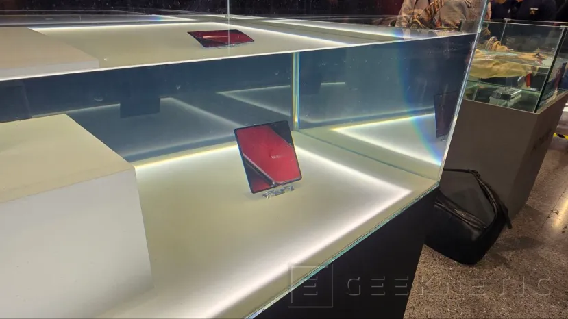 Geeknetic 6,660 mAh の巨大バッテリーを搭載した折りたたみ式 HONOR Magic V6 が MWC のゲートに登場 5