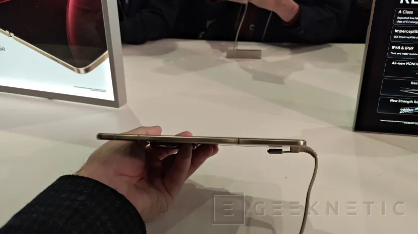 Geeknetic 6,660 mAh の巨大バッテリーを搭載した折りたたみ式 HONOR Magic V6 が MWC のゲートに登場 3