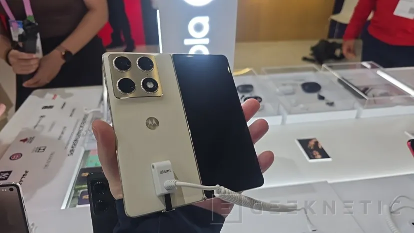 Geeknetic Motorola は、MWC 2026 で razr フォールドを発表します。DXOMARK 3 によると、このセグメントで最高のカメラ システムを搭載した 2000 ユーロの折りたたみ式モデルです。
