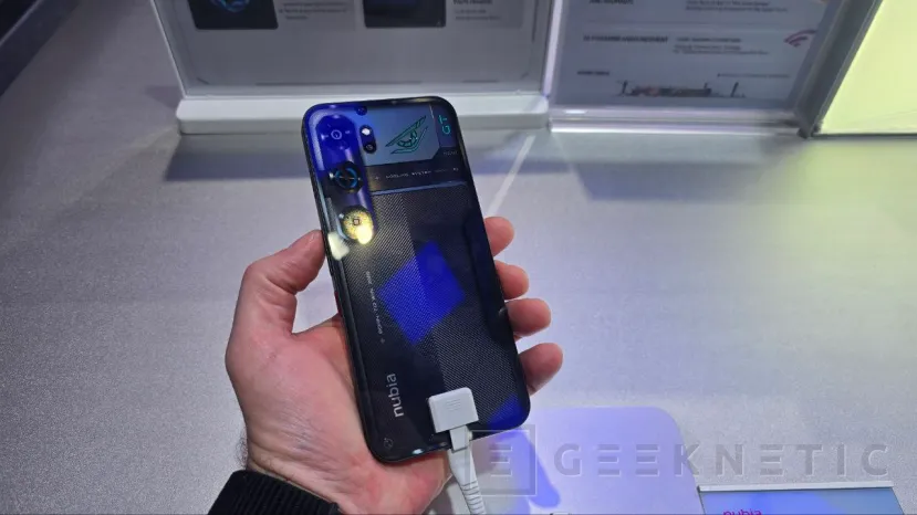 Geeknetic 新しい Nubia Neo 5 GT は ZTE のゲーム向け製品です: 550Hz トリガーとゲームパッド アクセサリにより快適性が向上します 2