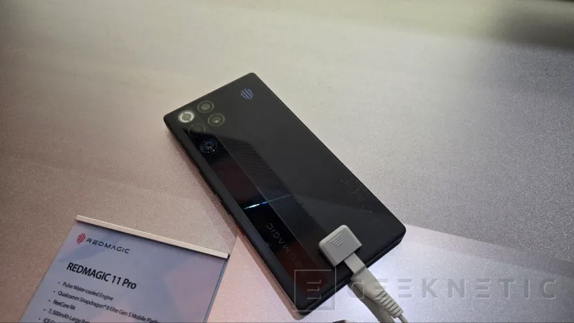 Geeknetic Redmagic 11 Pro は、フラットバックデザインとゲーム用のプレミアム機能を提供します 2