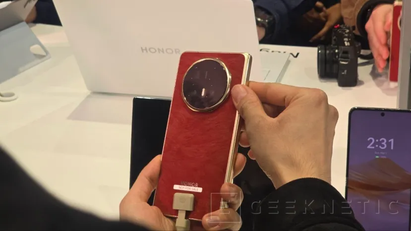 Geeknetic 6,660 mAh の巨大バッテリーを搭載した折りたたみ式 HONOR Magic V6 が MWC のゲートに登場 4